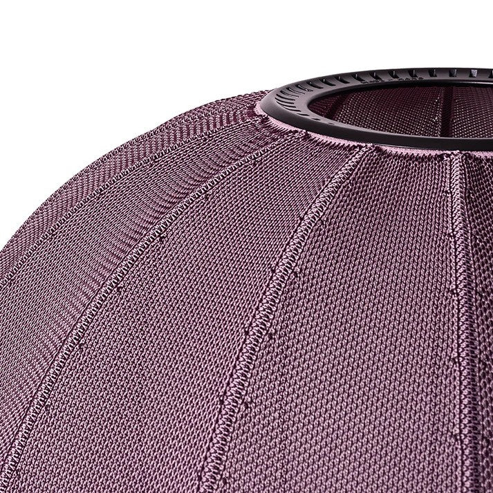 Zoomet helt ind på den unikke lampeskærm fra Knit-Wit Ø45 Oval Loftslampe i Burgundy