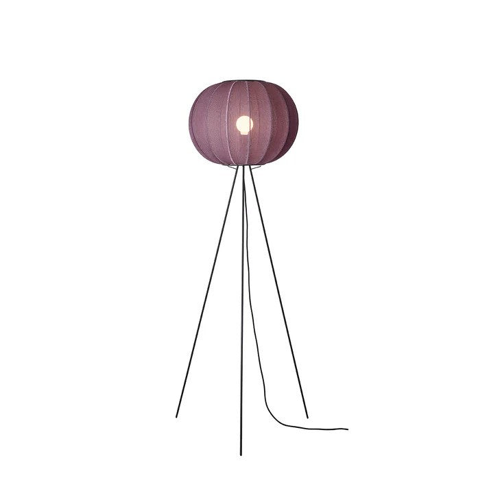 Den unikke Knit-Wit Ø45 Round Gulvlampe High i Burgundy med en tændt E27 pære