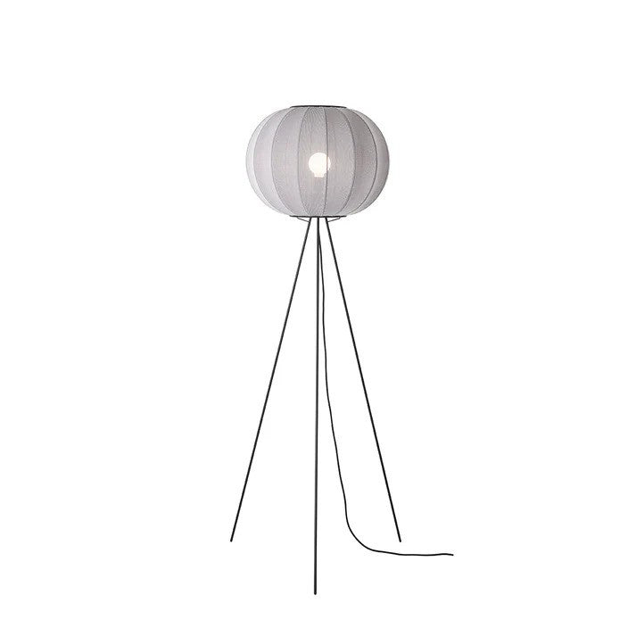 Den unikke Knit-Wit Ø45 Round Gulvlampe High i Silver iført en tændt E27 pære for dens behagelige belysning
