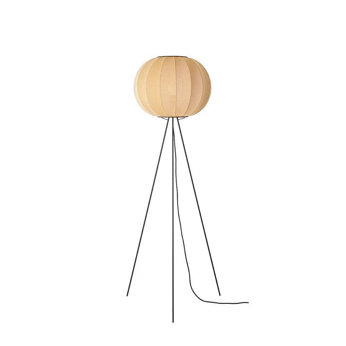 Den æstetiske designet Knit-Wit Ø45 Round Gulvlampe High i Sunrise sat op foran en væg for den flotte kontrast