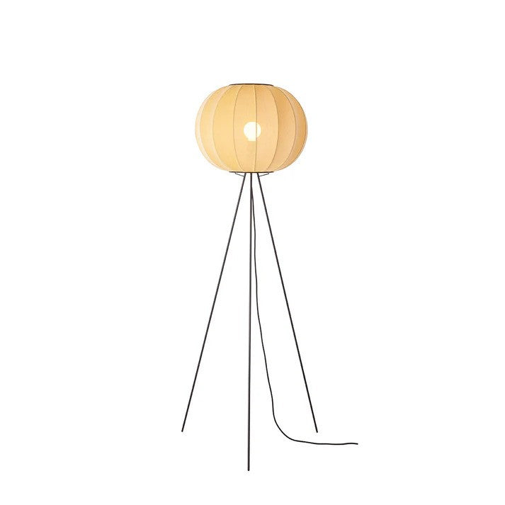 Den elegante og unikke Knit-Wit Ø45 Round Gulvlampe High i Sunrise med iført E27 pære