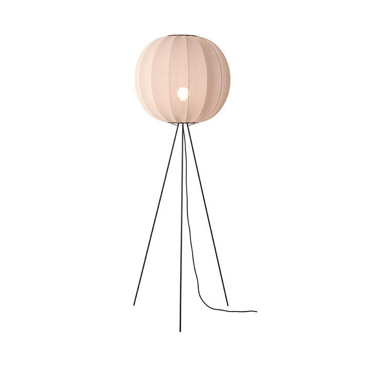 Den unikke designet Knit-Wit Ø60 Round Gulvlampe High i Sand Stone med en E27 pære iført og tændt for