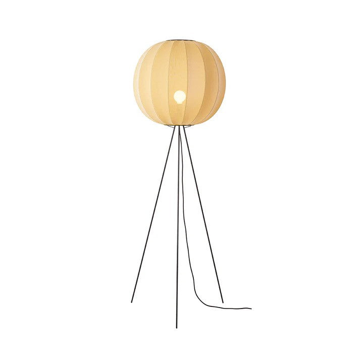 Den æstetiske Knit-Wit Ø60 Round Gulvlampe High i Sunrise med en E27 iført og tændt for