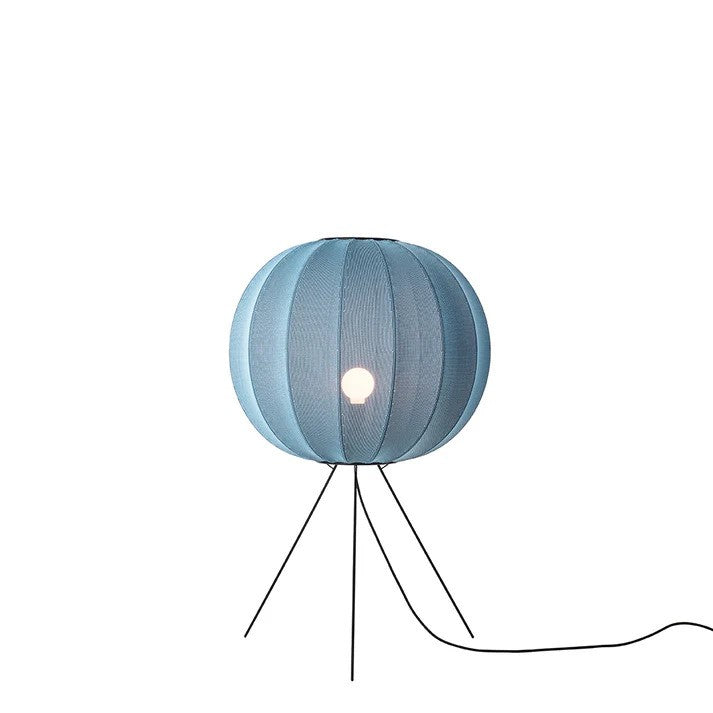 Zoomet ind på den unikke designet Knit-Wit Ø60 Round Gulvlampe Medium i Blue Stone