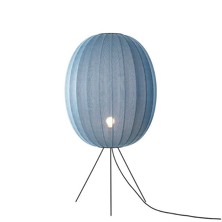 Zoomet ind på den håndstrikkede polyester lampeskærm fra Knit-Wit Ø65 High Oval Floor Medium i Blue Stone