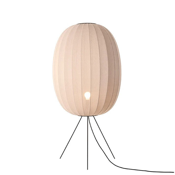 Zoomet ind på den elegante håndstrikket polyester lampeskærm fra Knit-Wit Ø65 High Oval Floor Medium i Sand Stone