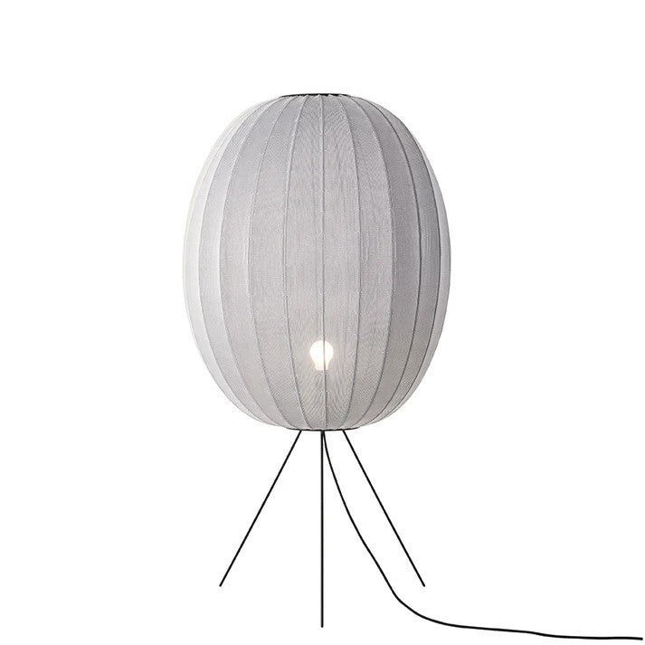Zoomet helt ind på den æstetiske lampeskærm fra Knit-Wit Ø65 High Oval Floor Medium i Silver med en E27 pære iført for den varme belysning