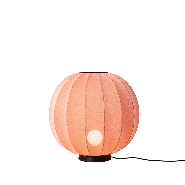Zoomet ind på den unikke designet lampeskærm på Knit-Wit Ø60 Round Gulvlampe Level i Coral