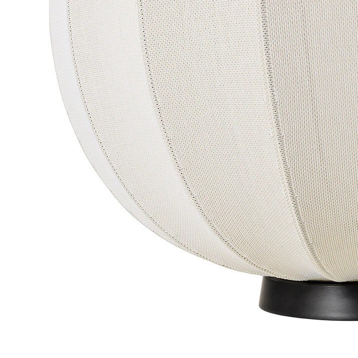 Zoomet helt ind på den unikke lampeskærm syet i polyester på Knit-Wit Ø60 Round Gulvlampe Level i Pearl White