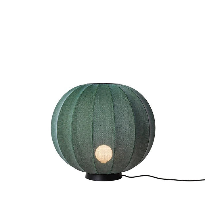 Den æstetiske Knit-Wit Ø60 Round Gulvlampe Level i Tweed Green med en E27 pære iført og tændt for dens behagelige belysning