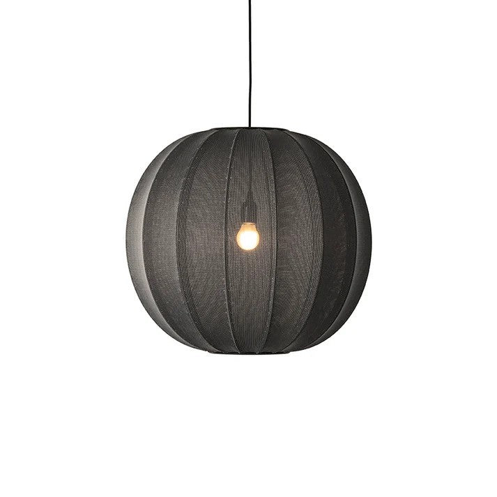 Den elegante designet Knit-Wit Ø60 Round Pendel i Black hængt op foran en hvid væg