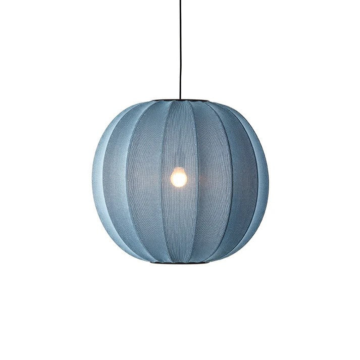 Den æstetiske Knit-Wit Ø60 Round Pendel i Blue Stone hængt op foran en hvid væg for den flotte kontrast