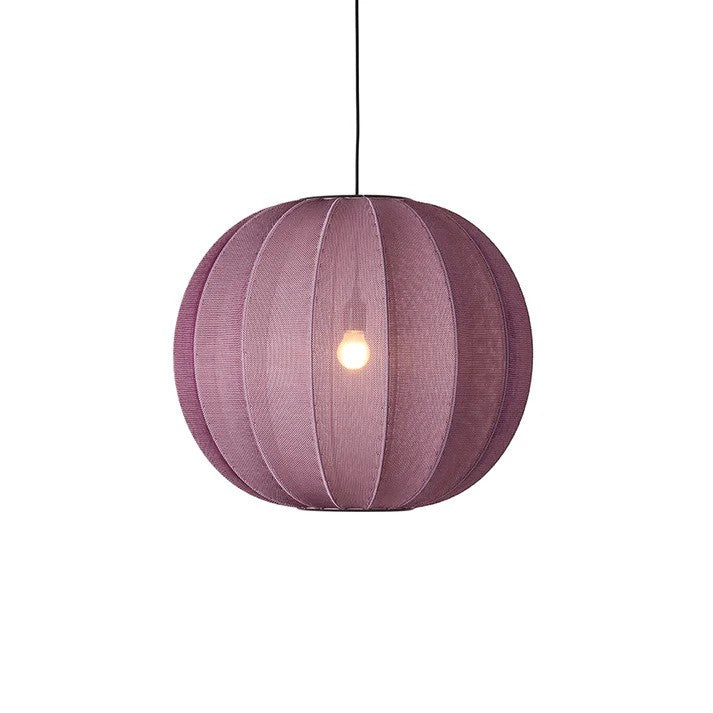 Den elegante designet Knit-Wit Ø60 Round Pendel i Burgundy farven hængt op foran en hvid væg