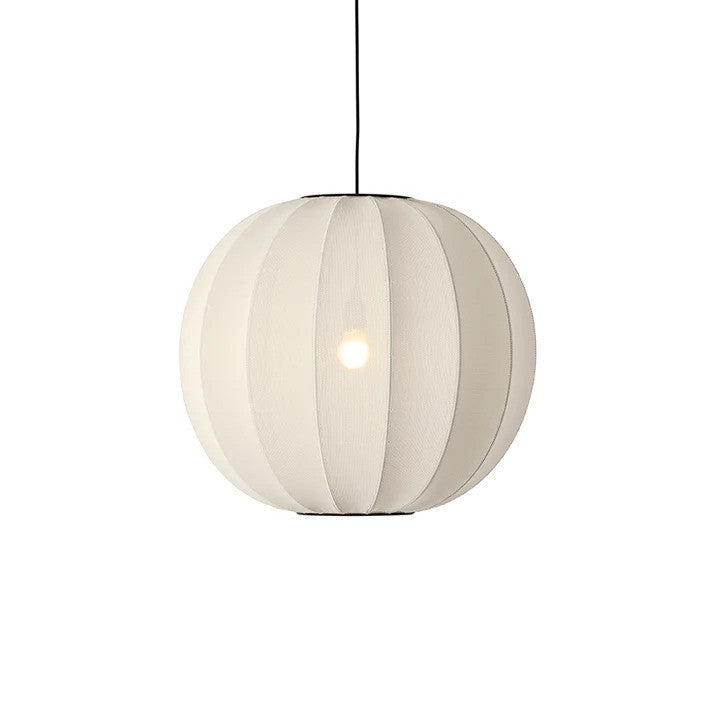 Den unikke og skandinaviske designet Knit-Wit Ø60 Round Pendel i Pearl White hængt op foran en hvid væg for en flot kontrast med en E27 pære iført og tændt
