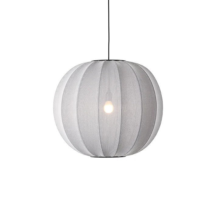 Den æstetiske Knit-Wit Ø60 Round Pendel i Silver hængt op for det æstetiske design