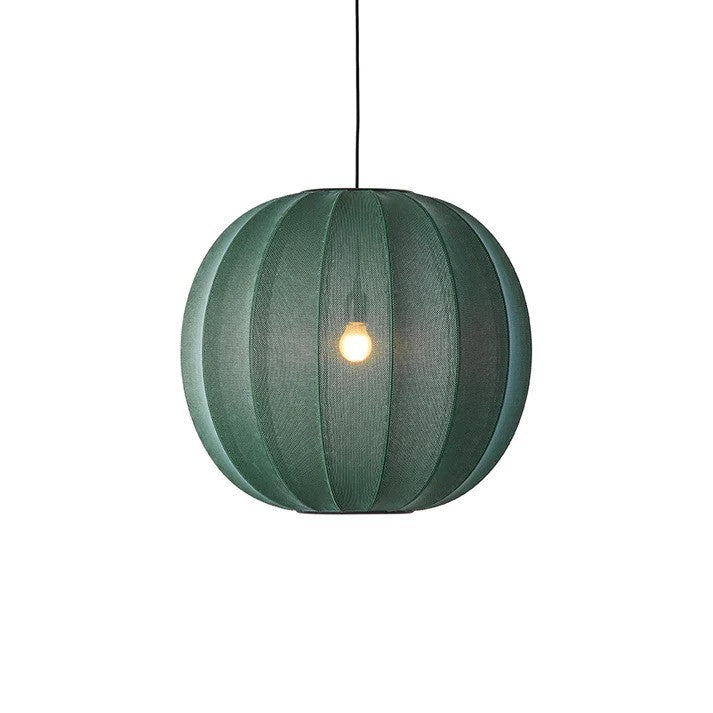Den æstetiske Knit-Wit Ø60 Round Pendel i Tweed Green hængt op foran en hvid væg med en E27 pære iført og tændt for