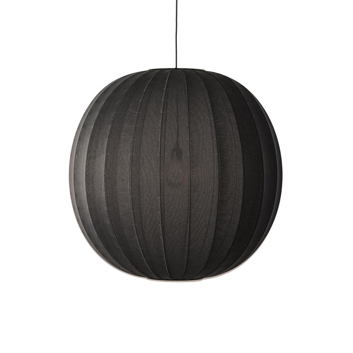 Den æstetiske Knit-Wit Ø75 Round Pendel i Black hængt op foran en hvid væg for en flot kontrast