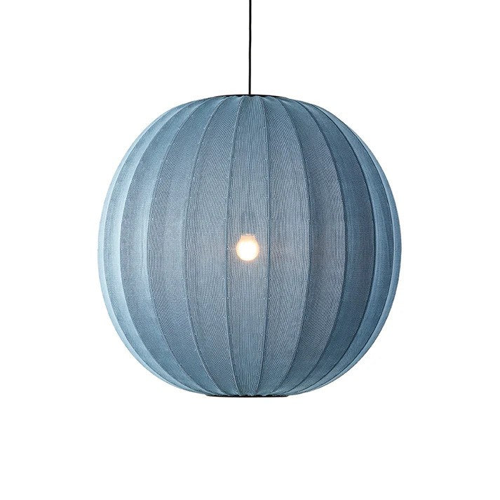 Den æstetiske og skandinaviske designet Knit-Wit Ø75 Round Pendel i Blue Stone hængt op foran en hvid væg