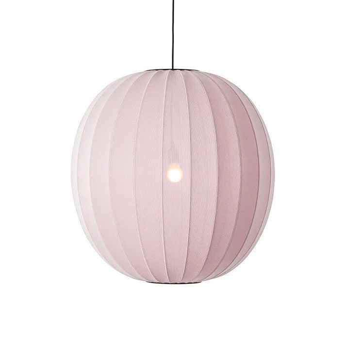 Zoomet helt ind på den æstetiske Knit-Wit Ø75 Round Pendel i Light Pink hængt op med en E27 pære iført