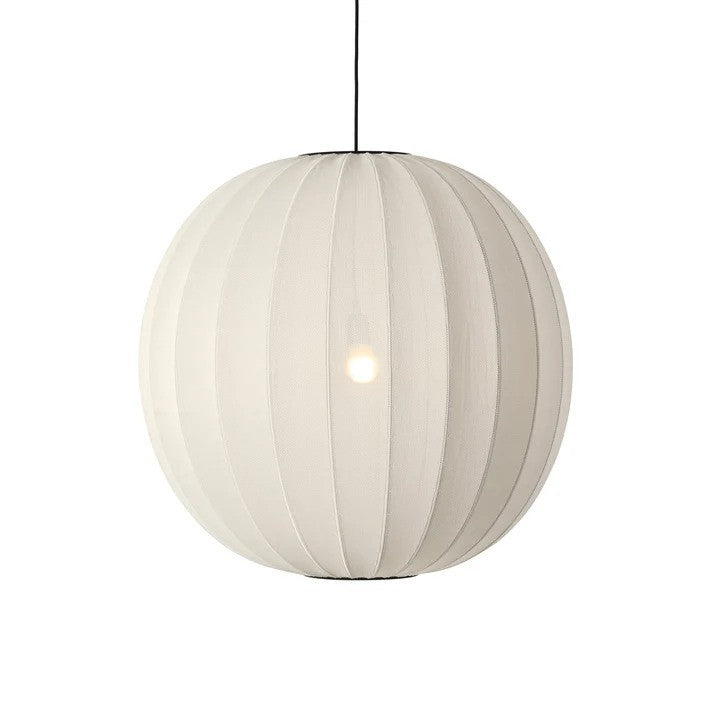 Den æstetiske Knit-Wit Ø75 Round Pendel i Pearl White hængt op foran en hvid væg for en flot kontrast med en E27 pære iført for den behagelige belysning