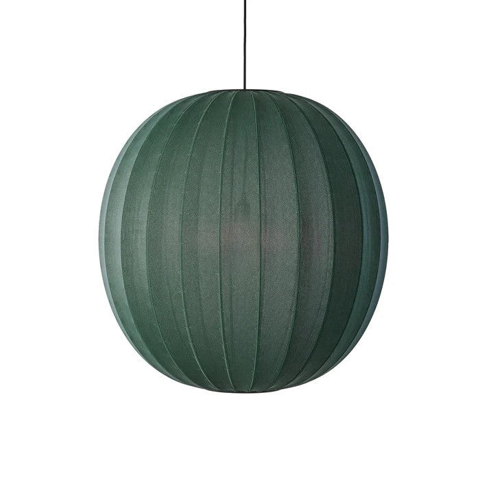 Den æstetiske Knit-Wit Ø75 Round Pendel i Tweed Green hængt op foran en hvid væg for en den flotte kontrast