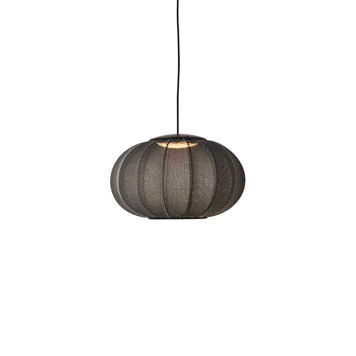 Den unik designet Knit-Wit Ø45 Oval Pendel LED i Black hængt op og tændt for sin LED Module for dens behagelige og varme belysning