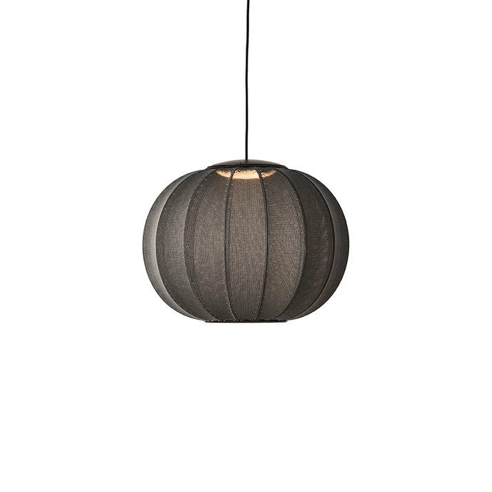 Den æstetiske Knit-Wit Ø45 Round Pendel LED i Black hængt op med sin indbygget LED Module tændt for dens varme belysning