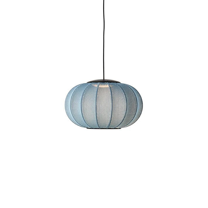 Den unikke designet Knit-Wit Ø45 Oval Pendel LED i Blue Stone hængt op og tændt for sin indbygget LED Module for dens behagelige belysning