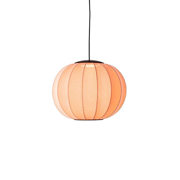 Zoomet ind på den æstetiske Knit-Wit Ø45 Round Pendel LED i Coral hængt op og tændt for sin indbygget LED Module