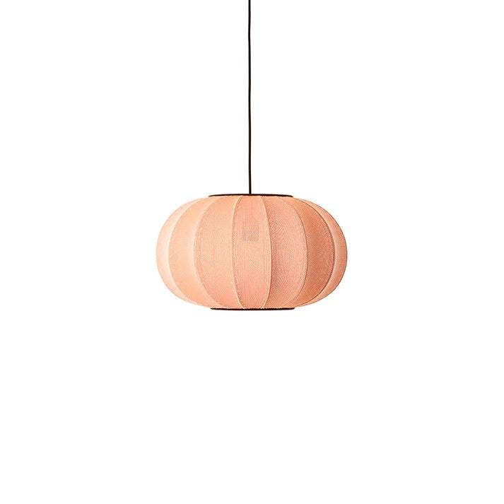 Den elegante og unikke designet Knit-Wit Ø45 Oval Pendel i den flotte Coral farve