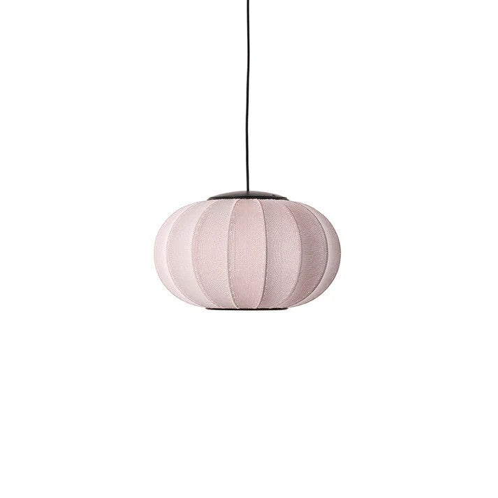 Knit-Wit Ø45 Oval Pendel LED i Light Pink hængt op foran en hvid væg for den flotte kontrast af den elegante lampe