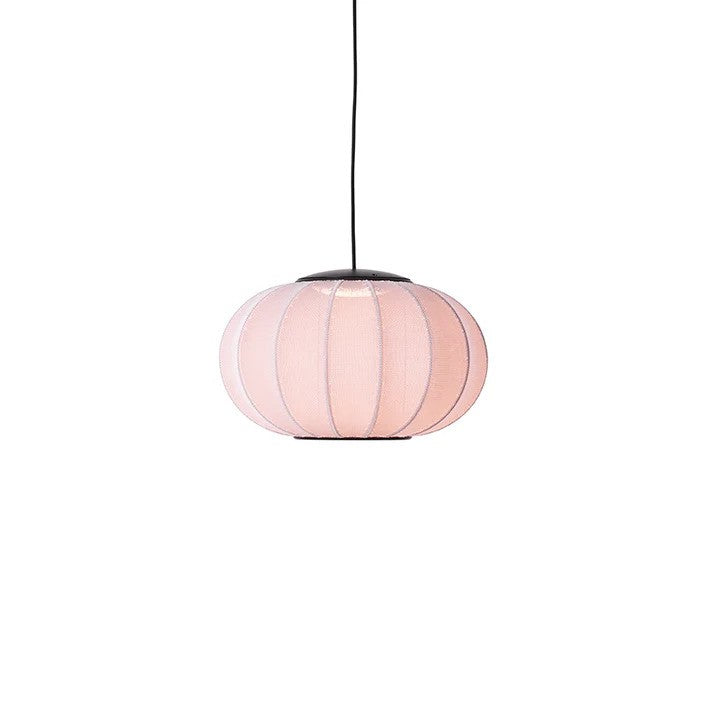 Den elegante Knit-Wit Ø45 Oval Pendel LED i Light Pink hængt op og tændt for sin indbygget LED Module