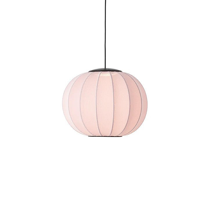 Den unikke designet Knit-Wit Ø45 Round Pendel LED i Sand Stone hængt op og tændt for sin indbygget LED Module