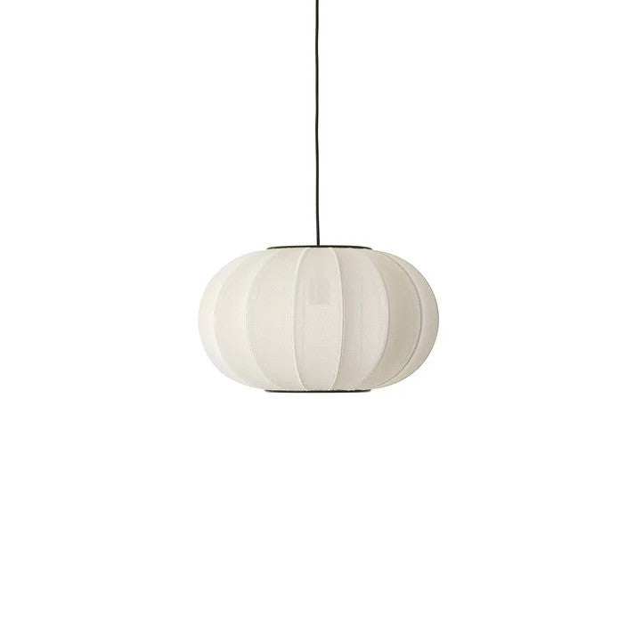 Den unikke og æstetiske dansk designet Knit-Wit Ø45 Oval Pendel i Pearl White hængt op foran en hvid væg for en flot kontrast