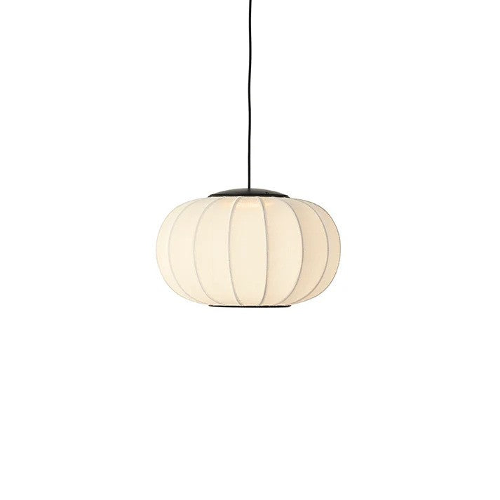 Knit-Wit Ø45 Oval Pendel LED i Pearl White hængt op og tændt for sin indbygget LED Module 