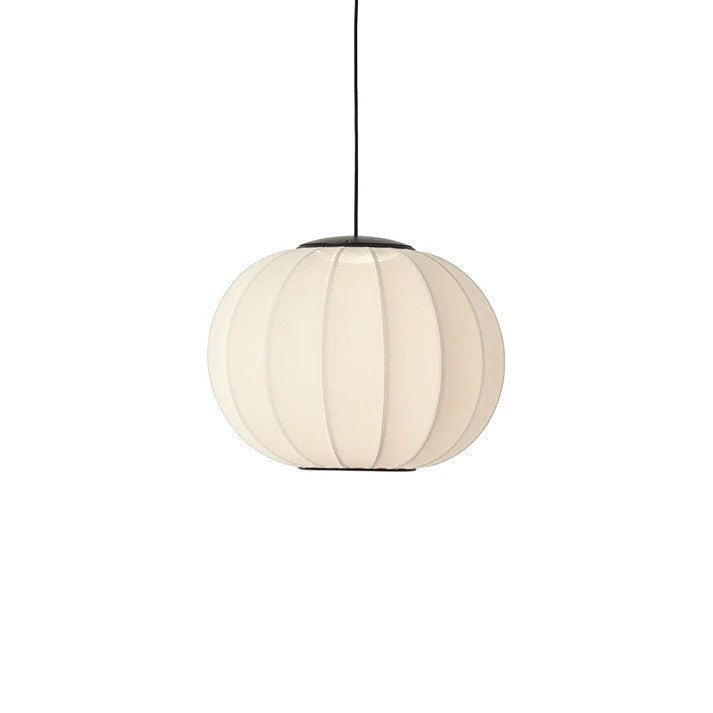 Den elegante Knit-Wit Ø45 Round Pendel LED i Pearl White hængt op og tændt for sin indbygget LED Module for den varme belysning