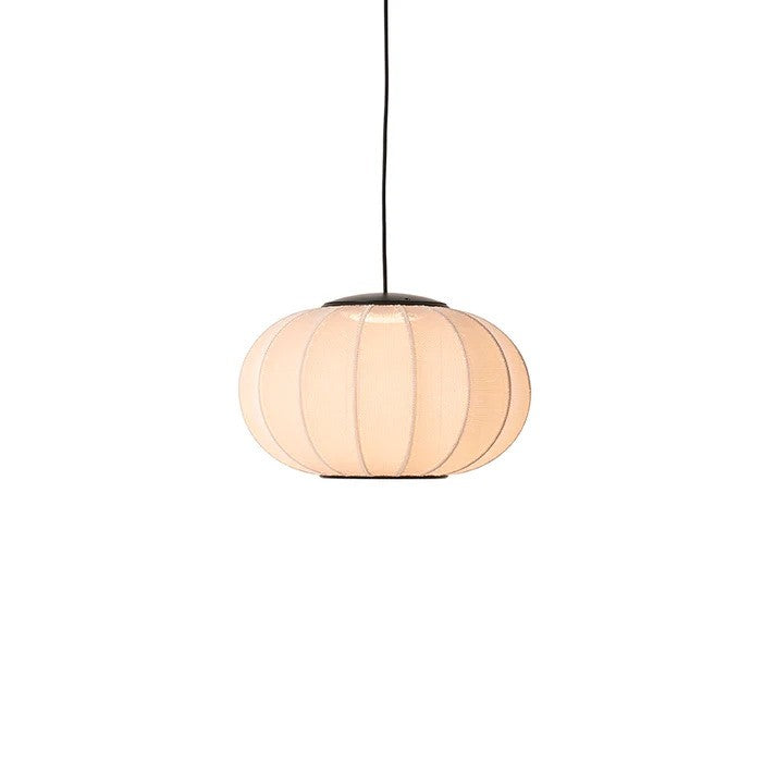 Den elegante Knit-Wit Ø45 Oval Pendel LED i Sand Stone med tændt for sin indbygget LED Module