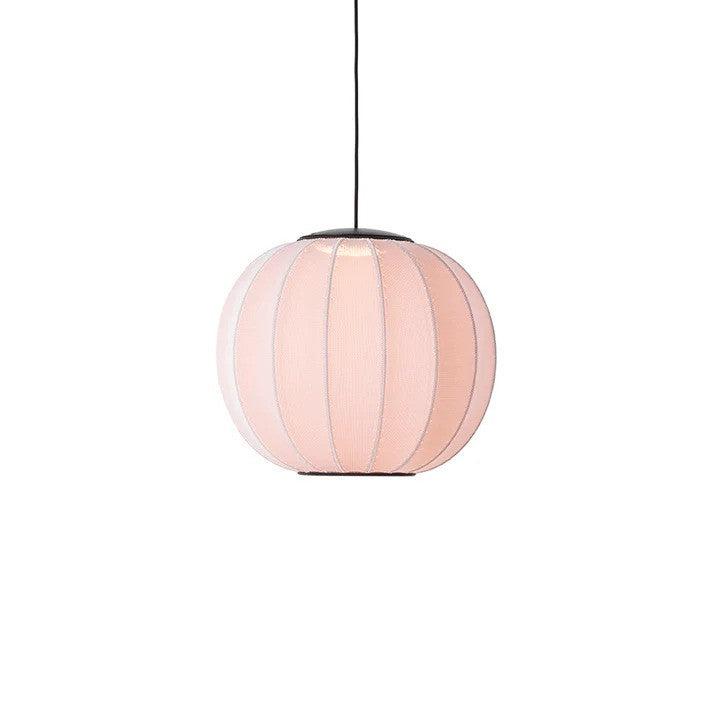 Den skandinaviske designet Knit-Wit Ø45 Round Pendel LED i Light Pink hængt op og tændt for sin indbygget LED Module