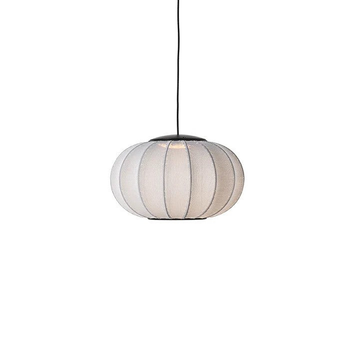 Den unikke designet Knit-Wit Ø45 Oval Pendel LED i Silver hængt op og tændt for sin indbygget LED Module