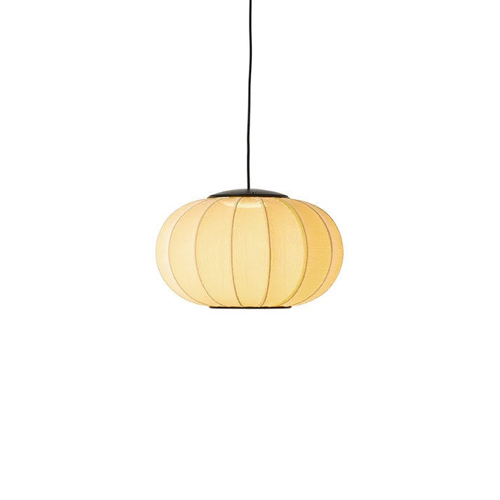 Den unikke og elegante designet Knit-Wit Ø45 Oval Pendel LED i Sunrise tændt for sin LED module