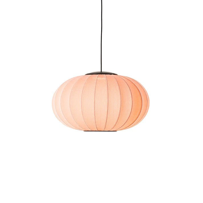 Den elegante Knit-Wit Ø57 Oval Pendel LED i Coral hængt op og tændt for sin indbygget LED Module