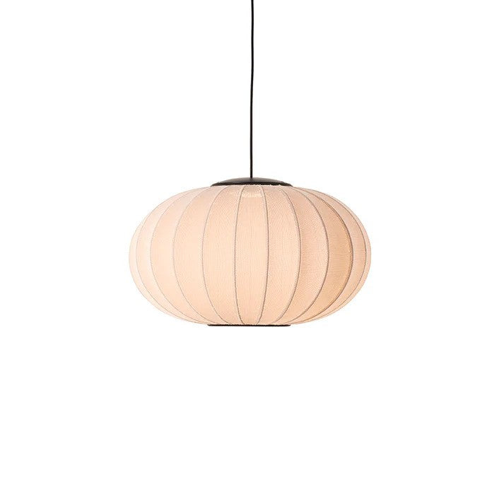 Den elegante Knit-Wit Ø57 Oval Pendel LED i Sand Stone hængt op og tændt for sin LED Module for behagelige belysning