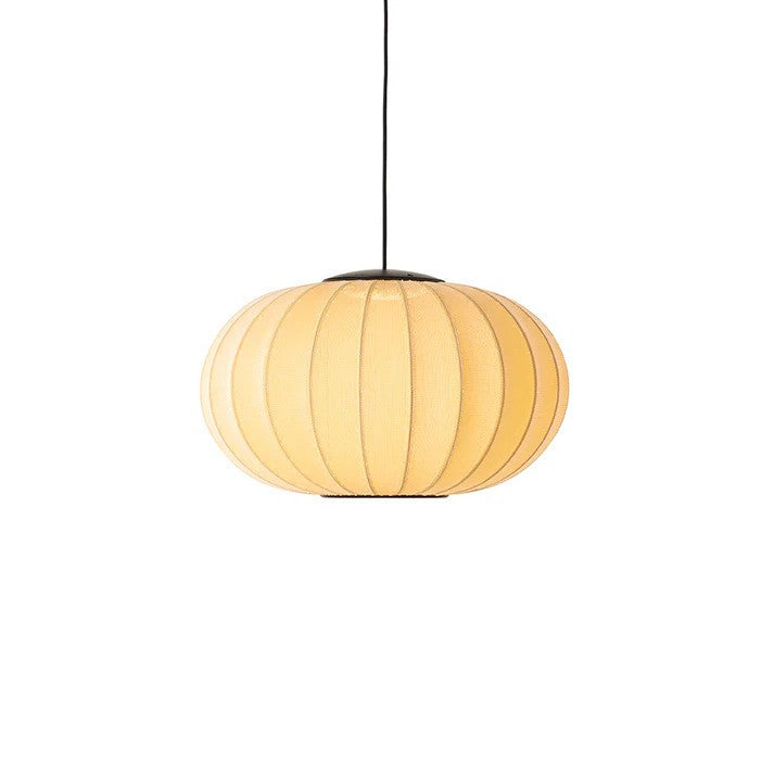 Den æstetiske Knit-Wit Ø57 Oval Pendel LED i Sunrise hængt op og tændt for sin indbygget LED Module