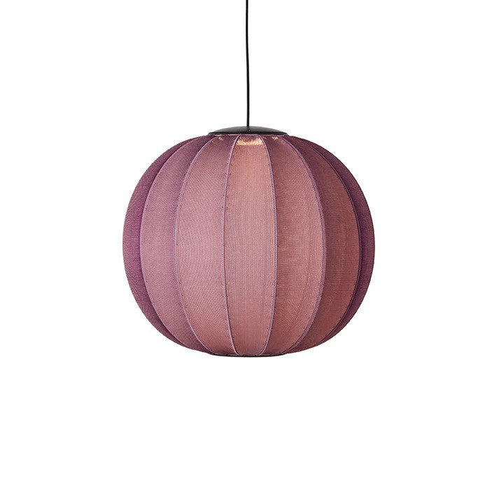 Zoomet helt ind på den unikke håndstrikket polyester lampeskærm på Knit-Wit Ø60 Round Pendel LED i Burgundy med sin indbygget LED Module tændt