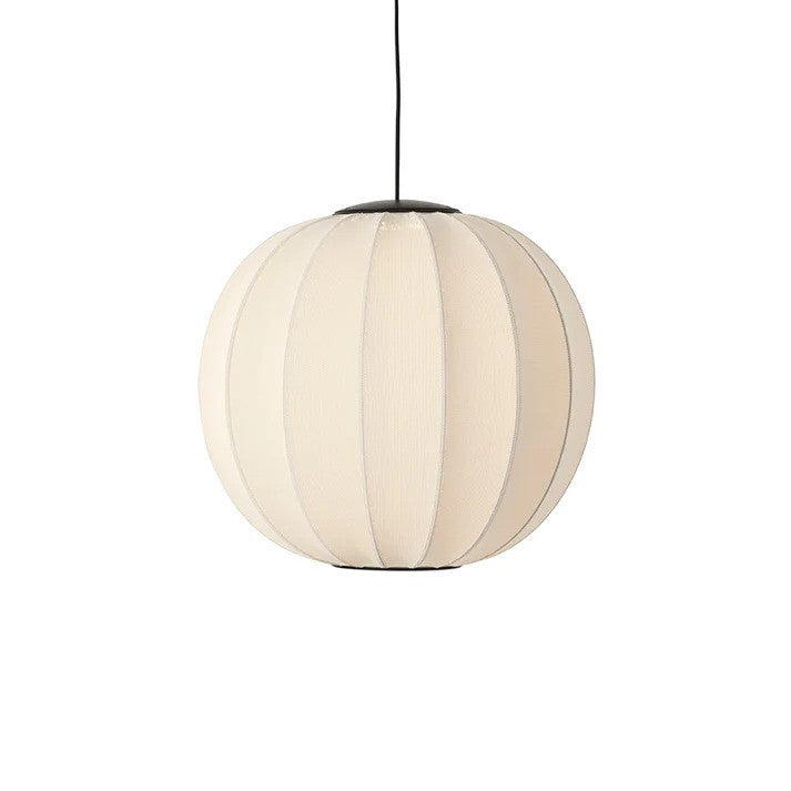 Den æstetiske Knit-Wit Ø60 Round Pendel LED i Pearl White hængt op og tændt for sin indbygget LED Module for det behagelige belysning
