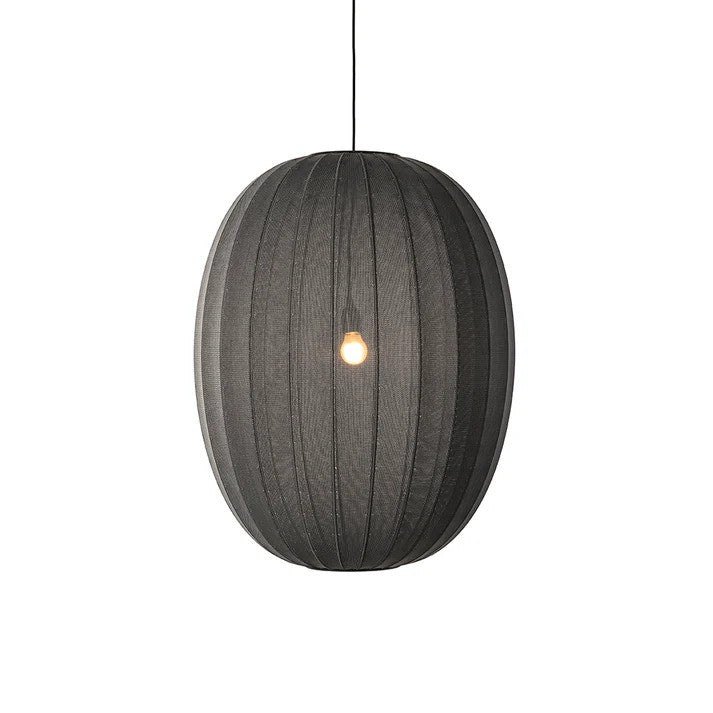 Zoomet helt ind på den håndstrikket lampeskærm fra Knit-Wit Ø65 High Oval Pendel i Black