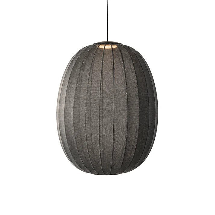 Zoomet helt ind på den elegante polyester lampeskærm fra Knit-Wit Ø65 High Oval Pendel LED i Black