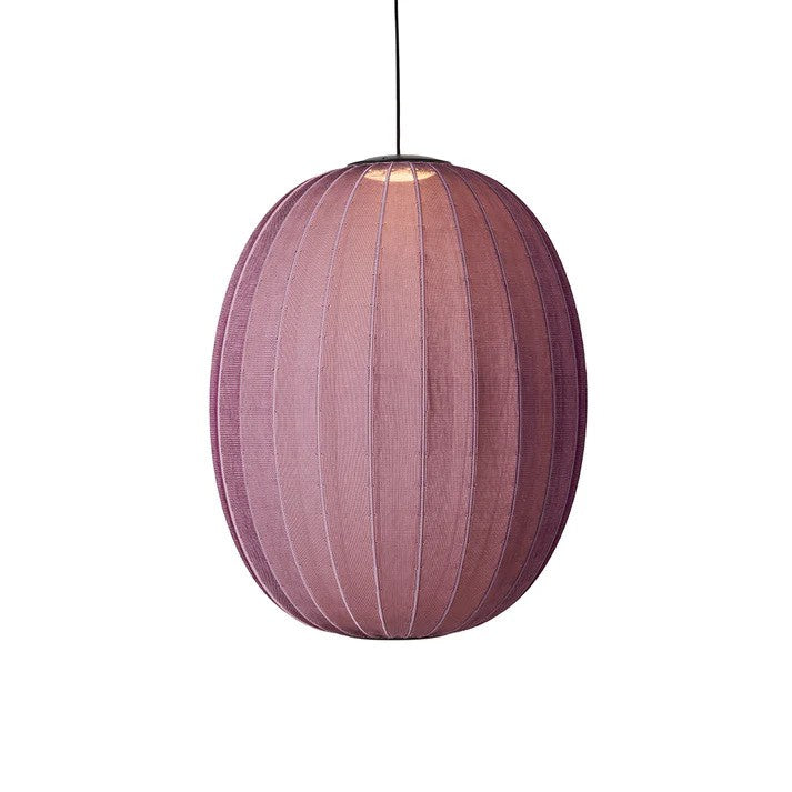 Zoomet ind på den æstetiske lampeskærm fra Knit-Wit Ø65 High Oval Pendel LED i Burgundy