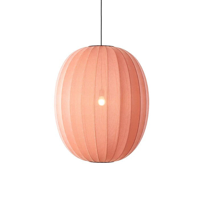 Zoomet ind på den elegante Knit-Wit Ø65 High Oval Pendel i Coral med en E27 pære iført