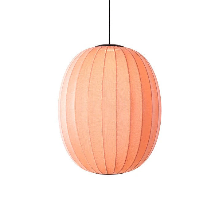 Zoomet ind på den elegante lampeskærm fra Knit-Wit Ø65 High Oval Pendel LED i Coral med sin LED Module tændt